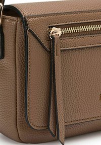 Bolso de hombro de cuero marrón texturizado con herrajes dorados, que cuenta con un bolsillo con cremallera, acentos negros y un detalle de borla desmontable.