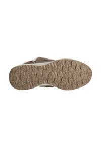 Brun sneaker-sål med en tekstureret overflade og et zigzag-mønster for godt greb. Kanter er buede, med en lys farvet tåhætte og brandingdetalje.