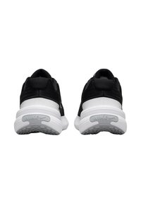 Zapatillas deportivas negras con upper texturizado, suelas blancas y un talón acolchonado. Presenta un logo de la marca visible en el talón y la suela.