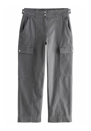 Pantalon cargo gris avec poches rabatées sur les côtés, poches avant en biais, fermeture taille à double bouton et détails de coutures surpiquées.