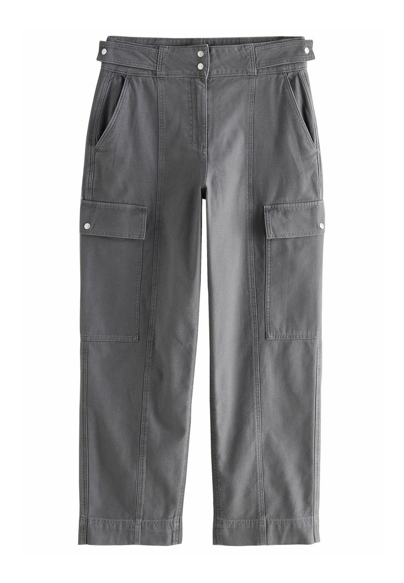 Pantalon cargo gris avec poches rabatées sur les côtés, poches avant en biais, fermeture taille à double bouton et détails de coutures surpiquées.