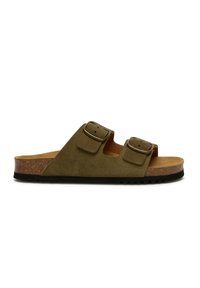 Sandales slip-on en daim vert olive avec deux boucles réglables, une semelle intermédiaire en liège et une semelle extérieure en caoutchouc noir texturée.
