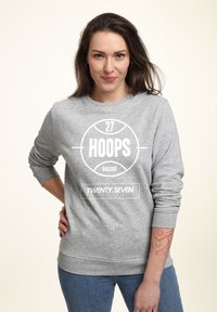 Šedá mikina s vysokým kulatým výstřihem, dlouhými rukávy a bílým grafickým potiskem s nápisy "27 HOOPS BALLERS" a "TWENTY.SEVEN." na přední straně.