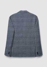 Blazer grigio a quadri con texture liscia, caratterizzato da un colletto strutturato, una forma sartoriale e sottili accenti neri sui polsini delle maniche.