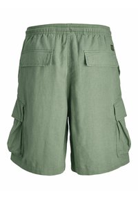 Shorts cargo verts avec une taille élastique, deux poches arrière et des poches cargo sur les côtés. Fabriqués en tissu léger et texturé.
