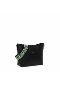 Zwarte leren tas met een gestructureerde groene en zwarte gestreepte handgreep, voorzien van een flap en gouden hardware accenten.