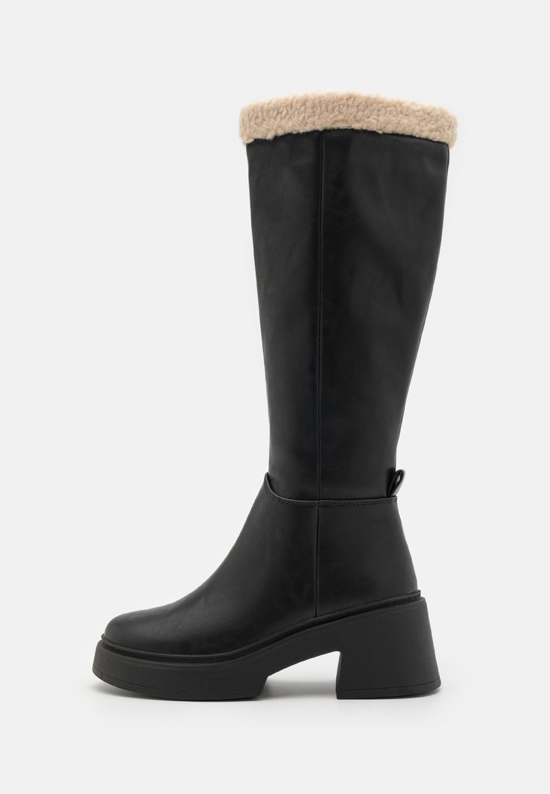 Botas negras hasta la rodilla hechas de cuero sintético, con un suave puño de pelaje sintético en tono marrón claro, tacón grueso y un diseño minimalista.