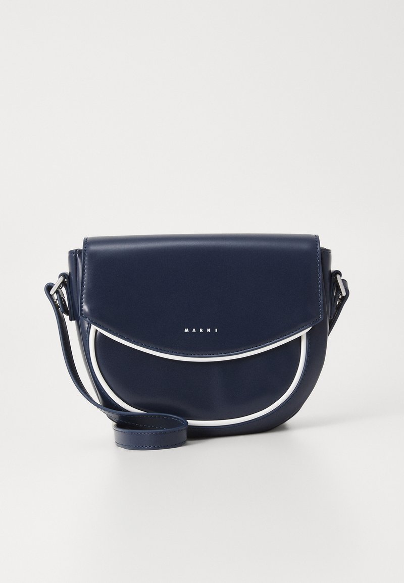 Geantă crossbody din piele bleumarin, cu un design curbat, închidere cu clapetă, detalii accent albe și curea ajustabilă; prezintă detalii cu logo pe față.