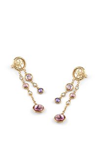 Orecchini pendenti in tono dorato con pietre multi-colorate sfaccettate in rosa e viola, collegate da delicate catene, con dettagli floreali sul bottone.