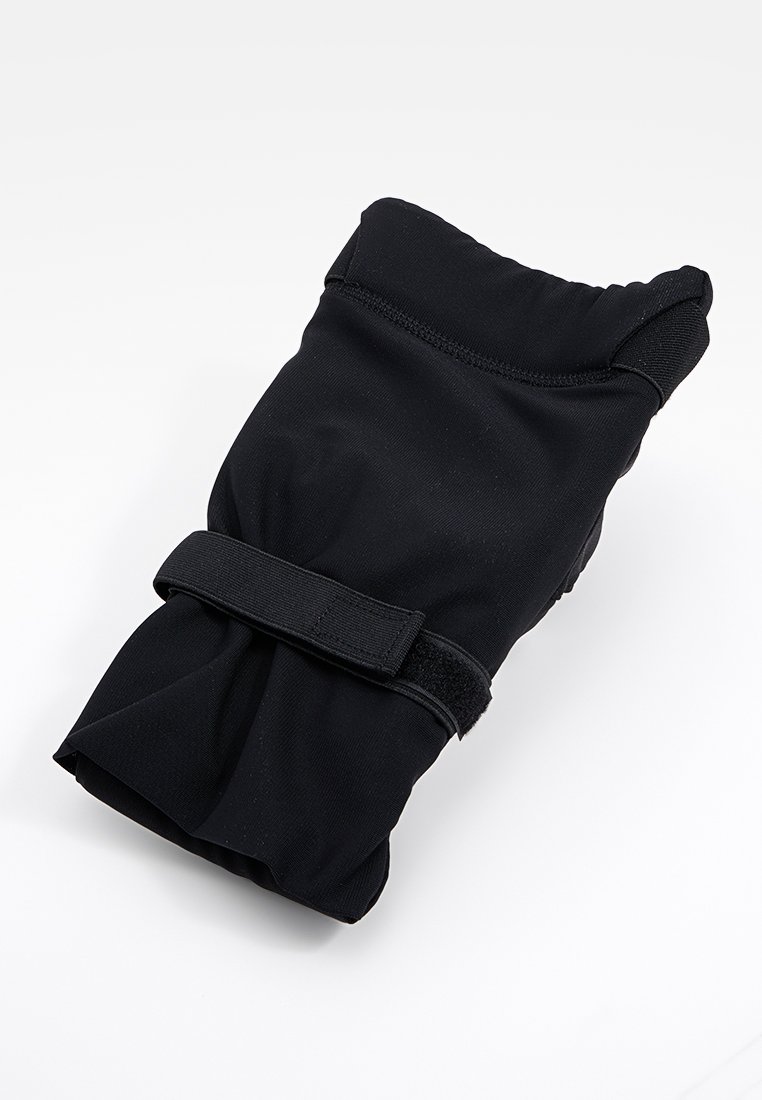 Schwarze isolierte Winterhandschuhe mit verstellbarem Handgelenkriemen und elastischem Bündchen, auf einem weißen Hintergrund gefaltet dargestellt.