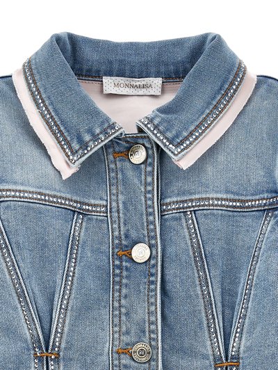 Γιακάς από ανοιχτό μπλε τζιν μπουφάν με διακοσμητική λωρίδα με στρας, εμφανή κουμπιά και ετικέτα "Monnalisa" μέσα στον γιακά.