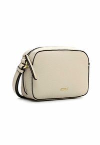Borsa a tracolla in pelle crema con superficie testurizzata, bordi neri, logo dorato e tracolla regolabile. Presenta una chiusura con zip per un accesso sicuro.