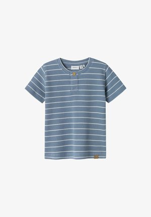 T-shirt a maniche corte a righe blu in tessuto a coste, con un solo bottone e una piccola etichetta con logo sull'orlo.