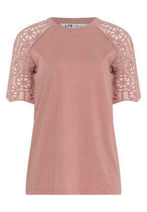 Top lilla a maniche corte con scollo rotondo e maniche in pizzo all'uncinetto con motivi floreali geometrici.