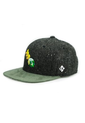 Ciemnoszara czapka z daszkiem typu snapback z zielonym zamszowym rondem, kolorowym haftowanym wzorem liścia z przodu oraz małym białym logo po boku.