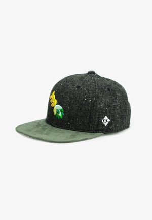 Ciemnoszara czapka z daszkiem typu snapback z zielonym zamszowym rondem, kolorowym haftowanym wzorem liścia z przodu oraz małym białym logo po boku.