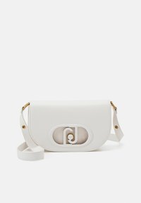 Borsa a tracolla in pelle bianca con pattina, caratterizzata da un dettaglio del logo a ritaglio e accenti in metallo dorato. Include una tracolla regolabile.