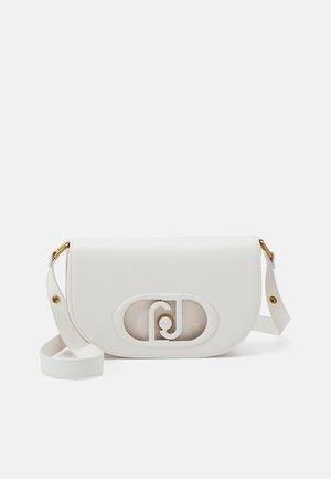 Borsa a tracolla in pelle bianca con pattina, caratterizzata da un dettaglio del logo a ritaglio e accenti in metallo dorato. Include una tracolla regolabile.