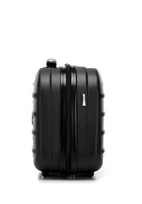 Valise rigide noire avec une finition texturée, deux zippers et une poignée robuste. Présente des bords arrondis et de petites roues pour la mobilité.