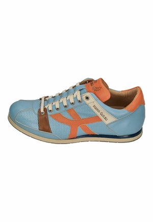 Hellblauer Sneaker mit orangefarbenen Akzenten, weißen Schnürsenkeln, perforierten Seiten, braunem Detail nahe der Zehenpartie und "Kamo-Gutsu"-Markenaufdruck an der Seite.