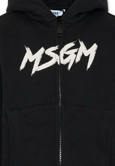 Felpa nera con zip, realizzata in tessuto morbido, caratterizzata da un grande logo bianco "MSGM" sul petto. Include un cappuccio e tasche frontali.