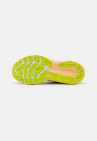 La suola della scarpa presenta un design multi-pattern con gomma giallo-verde, dettagli grigi e sezioni pesca, ottimizzata per trazione e durabilità.
