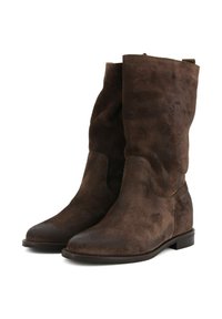 Stivali al ginocchio in suede marrone con un design leggermente cadente, punta tonda e suola piatta. Texture liscia con dettagli di cucitura minimi.