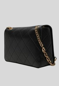 Sac à main en cuir matelassé noir avec une bandoulière en chaîne, présentant une forme structurée et des accessoires en finition dorée. Texture lisse avec un motif de coutures en diagonale.