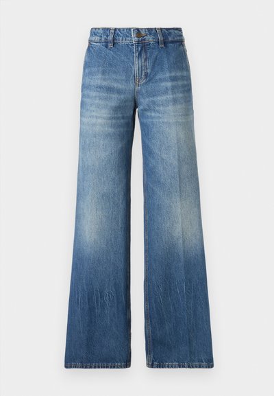 Široke plave kavbojke iz denima, s poudarjenim izgledom, detajli strganja in klasičnim petim žepom ter šivanjem na akcentih.