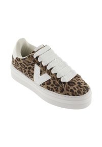 Sneaker basse con tomaia a stampa leopardo, lacci bianchi spessi, suola bianca e logo "V" bianco sul lato.