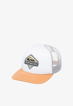 Biała czapka baseballowa z pomarańczowym daszkiem, siateczkowymi bokami oraz haftowanym logo Quiksilver w kolorze niebieskim, żółtym i czarnym z przodu.