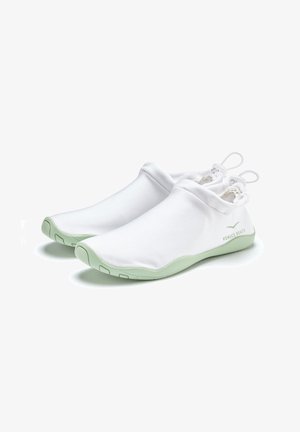 Witte instappers met een elastische kraag, groene rubberen zool, gladde stof bovenkant en een logo detail met de tekst "Venice Beach" in het groen.