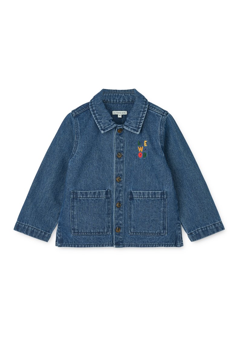 Denim jakna s ovratnikom, sprednjim zapiranjem na gumb, dvema zakovanim žepoma in barvitimi vezenimi črkami na prsih.