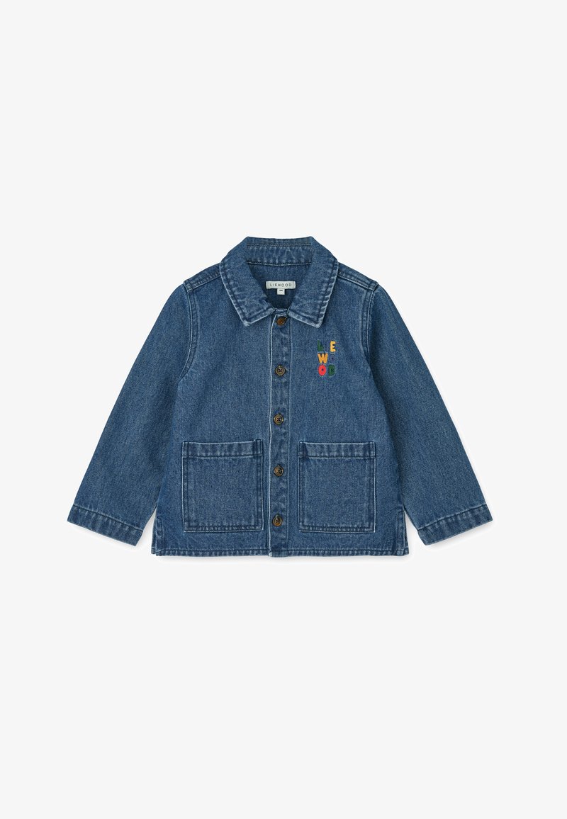 Denim jakna s ovratnikom, sprednjim zapiranjem na gumb, dvema zakovanim žepoma in barvitimi vezenimi črkami na prsih.