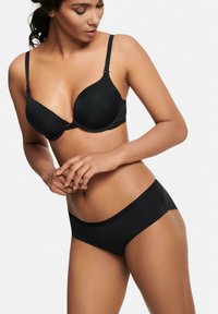 Czarny stanik z gładkimi, wyprofilowanymi miseczkami i koronkowymi wykończeniami, w zestawie z czarnymi, bezszwowymi figami typu hipster. Oba elementy mają elastyczne ramiączka i miękki materiał.