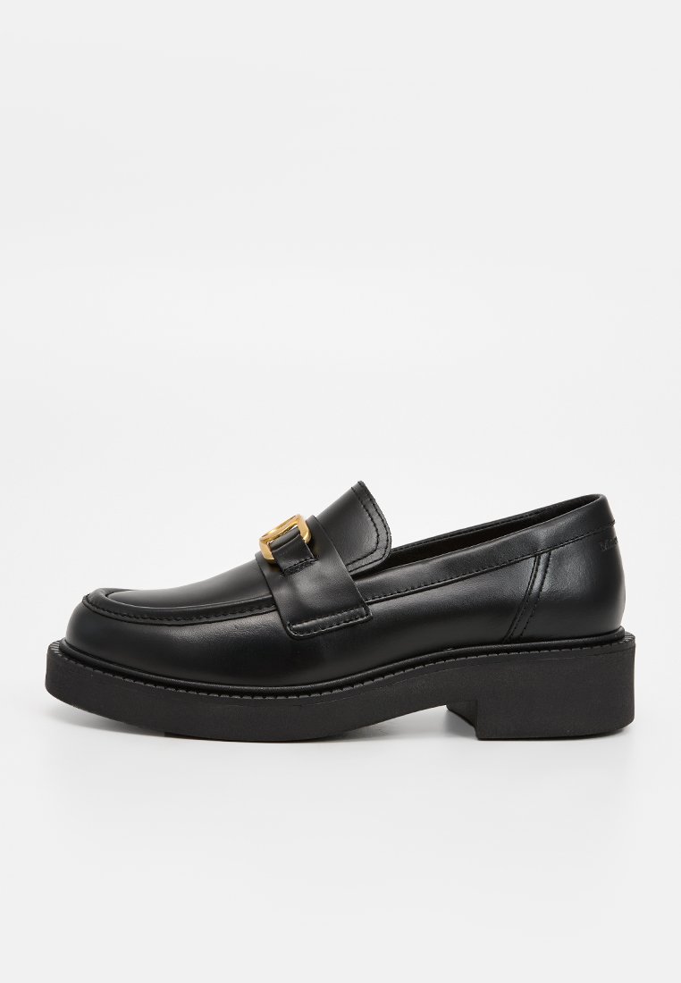 Schwarze Lederloafer mit dicker Plattformsohle, ausgestattet mit einem goldenen Schnallendetail auf einem breiten Riemen und sichtbaren Steppnähten.