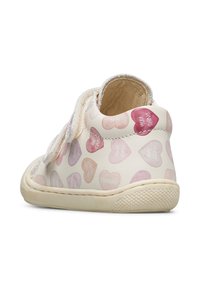 Scarpa da bambino bianca con una texture morbida, decorata con un motivo di cuori rosa e viola. Progettata con una chiusura in Velcro e suola in gomma.
