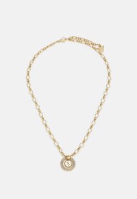 Goldene Halskette mit ovalen Gliedern und einem kreisförmigen Anhänger, der mit klaren Kristallen geschmückt ist. Sie zeigt ein geschichtetes Design mit filigranen Details.