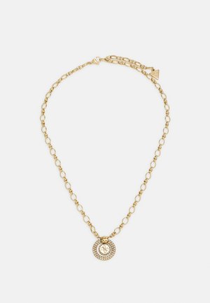 Gouden halsketting met ovale schakels en een ronde hanger versierd met heldere kristallen, die een gelaagd ontwerp met ingewikkelde details laat zien.