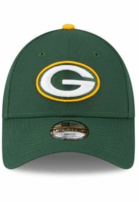 Grüne Baseballmütze mit einem gewölbten Schirm, ausgestattet mit einem weißen gestickten 'G'-Logo in einem gelben Kreis. Adjustable Passform für Jugendgrößen, strukturierter Stoff.