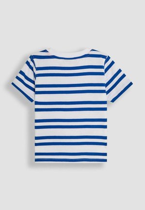 Hvid bomulds t-shirt med blå vandrette striber. Har en rund halsudskæring og korte ærmer. Syninger synlige ved kraven og kanten.