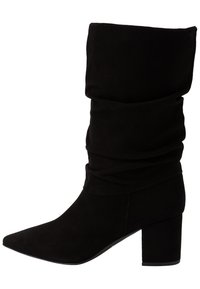Czarne zamszowe botki za kostkę z zagiętą, luźną cholewką, spiczastym czubkiem i grubym, kwadratowym obcasem. Gładka tekstura bez widocznych wzorów.