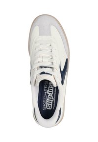 Zapatillas slip-on de Skechers que cuentan con cuero blanco y ante gris, acentos en azul marino, una plantilla acolchada y una suela de goma.