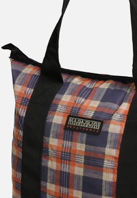 Borsa a spalla a quadri nei colori blu, arancio e giallo. Dotata di manici neri resistenti e un'etichetta marchiata. Il materiale sembra leggero e texturizzato.