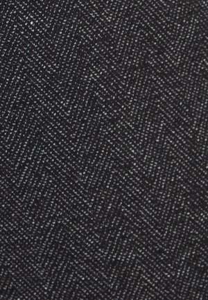 Tissu à motif chevron en bleu marine foncé avec de subtiles paillettes argentées, présentant un tissage texturé donnant une apparence structurée.