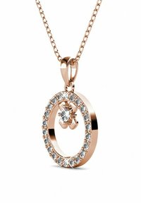 Pendente circolare in oro rosa con un design floreale centrale decorato con una pietra trasparente, circondato da piccole pietre trasparenti lungo il bordo esterno.