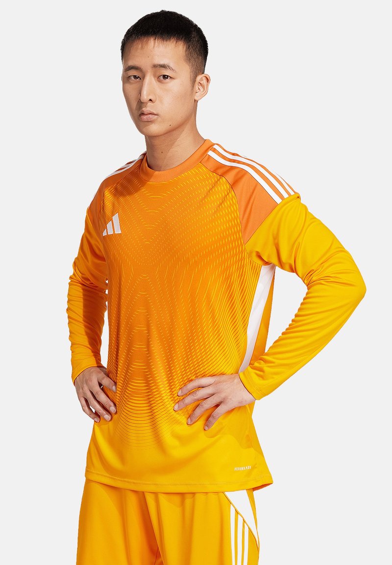 Oranges Sportlangarmshirt mit Farbverlauf und weißen Streifen auf den Schultern. Feuchtigkeitsableitender Stoff, lockerer Schnitt.