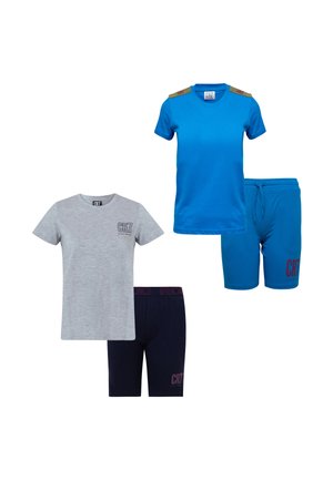 Deux ensembles de t-shirts à manches courtes et shorts pour garçon ; l’un bleu avec short assorti, l’autre chemise grise avec short bleu foncé, tous deux siglés CR7.