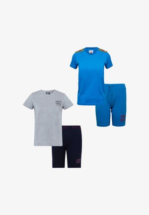 Twee sets jongens t-shirt met korte mouwen en korte broek; één blauw met bijpassende korte broek, één grijs shirt met donkerblauwe korte broek, beide gelabeld CR7.