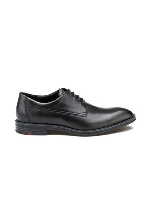 Chaussure habillée en cuir noir avec une finition lisse, bout rond, design à lacets et semelle en caoutchouc noir texturé. Présente des accents de couture minimalistes.